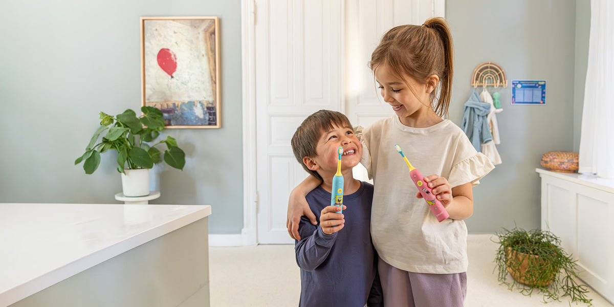 Children brushing their teeth with the Beurer SC 11 kids' sonic toothbrush